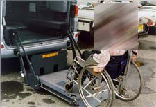 リフト部分に車椅子を載せる